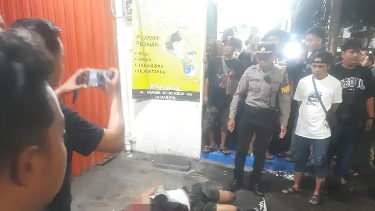 TERGELETAK: Dua pencuri motor babak belur usai dihajar massa di Jalan Ngagel Rejo Kidul, Surabaya, Minggu (22/3) malam.(IST/RADAR SURABAYA)
