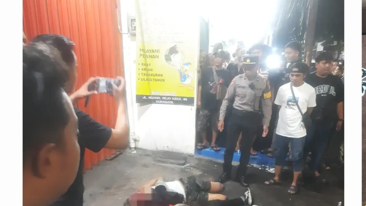 BABAK BELUR: Dua pelaku pencurian motor usai dihajar massa di Ngagel Rejo Kidul, Surabaya, masih dirawat di RS.(IST/RADAR SURABAYA)