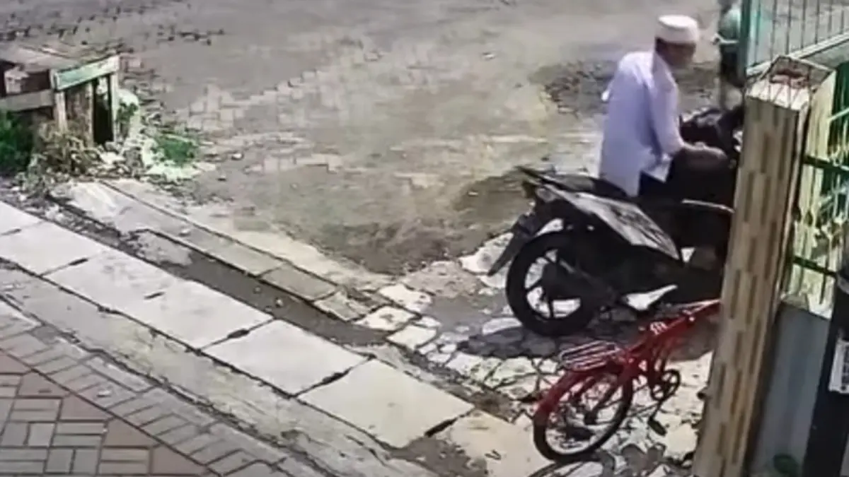 Dalam rekaman yang beredar, terlihat seorang pria mengenakan busana muslim berupa sarung, baju koko putih, serta peci putih dengan santai membawa kabur sebuah sepeda motor di Tambak Segaran I, Kecamatan Tambaksari, Surabaya.