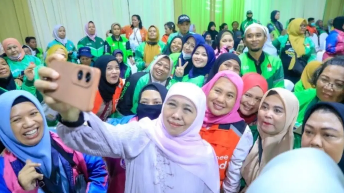 Gubernur Jatim Khofifah Indar Parawansa (tengah) saat berswafoto dengan para pengemudi ojol dalam rangkaian penutup Riyayan Idul Fitri 1447 H di kediamannya di Surabaya./Biro Adpim Pemprov Jatim. 