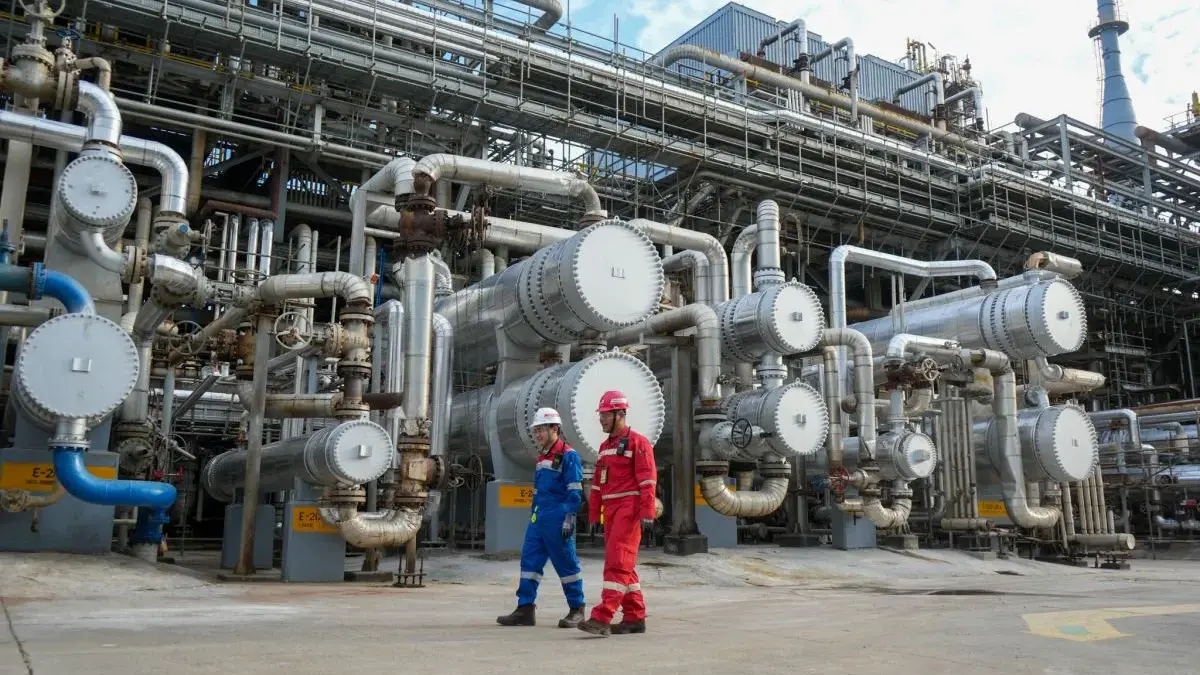 ILUSTRASI: Pekerja melewati kompleks Revamping Development Master Plan (RDMP) Balikpapan, PT Kilang Pertamina Balikpapan, Kalimantan Timur. (ANTARA)