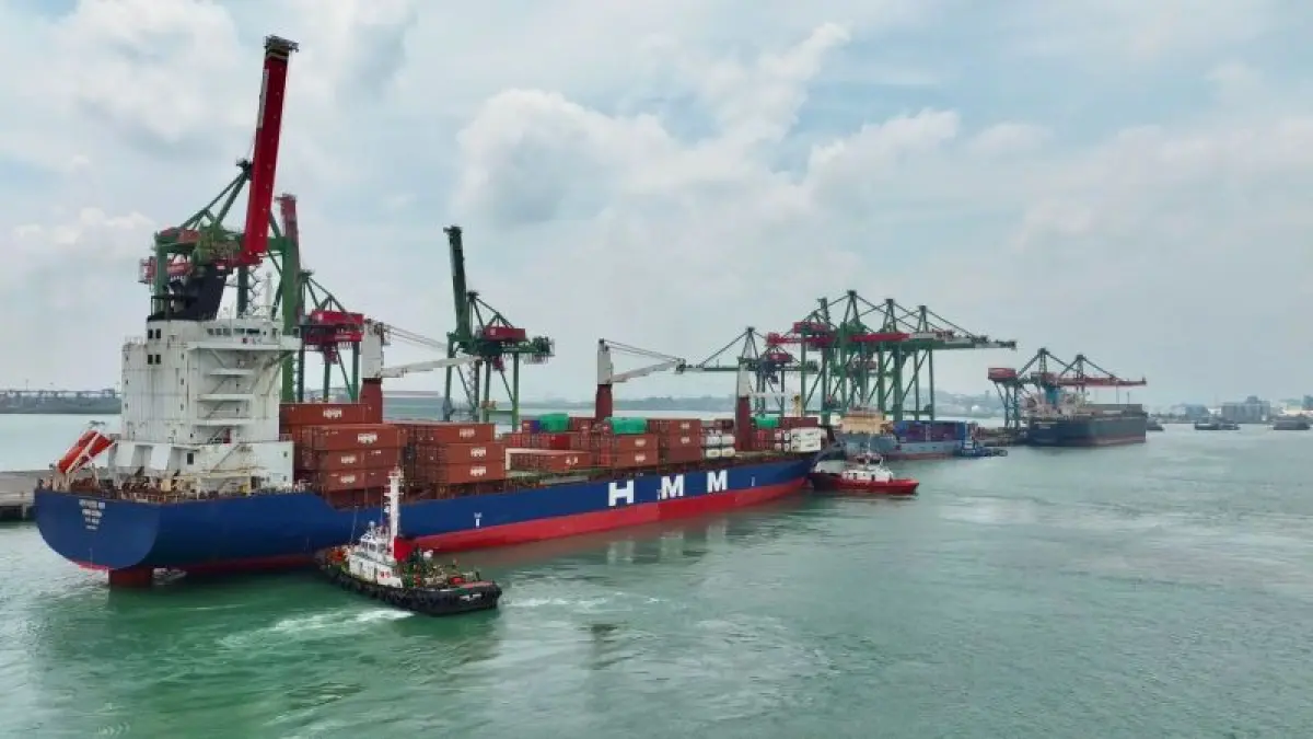 LAYANAN: PT Terminal Teluk Lamong (TTL) mencatat kinerja positif di bulan Februari, dengan capaian realisasi produksi petikemas sebesar 467.133 TEUS. (IST)