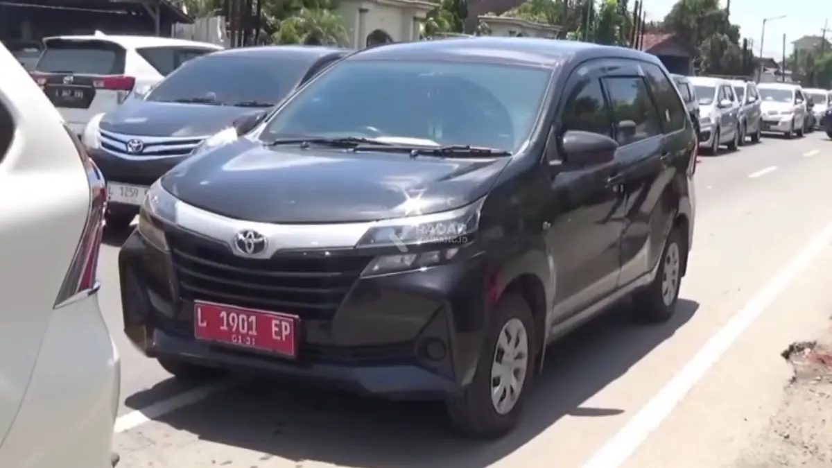 Mobil berpelat merah L 1901 EP yang viral diantara keramaian kendaraan pemudik di Jalan Arteri Nasional Bandarkedungmulyo, Jombang. (Instagram/@radar_jombang)