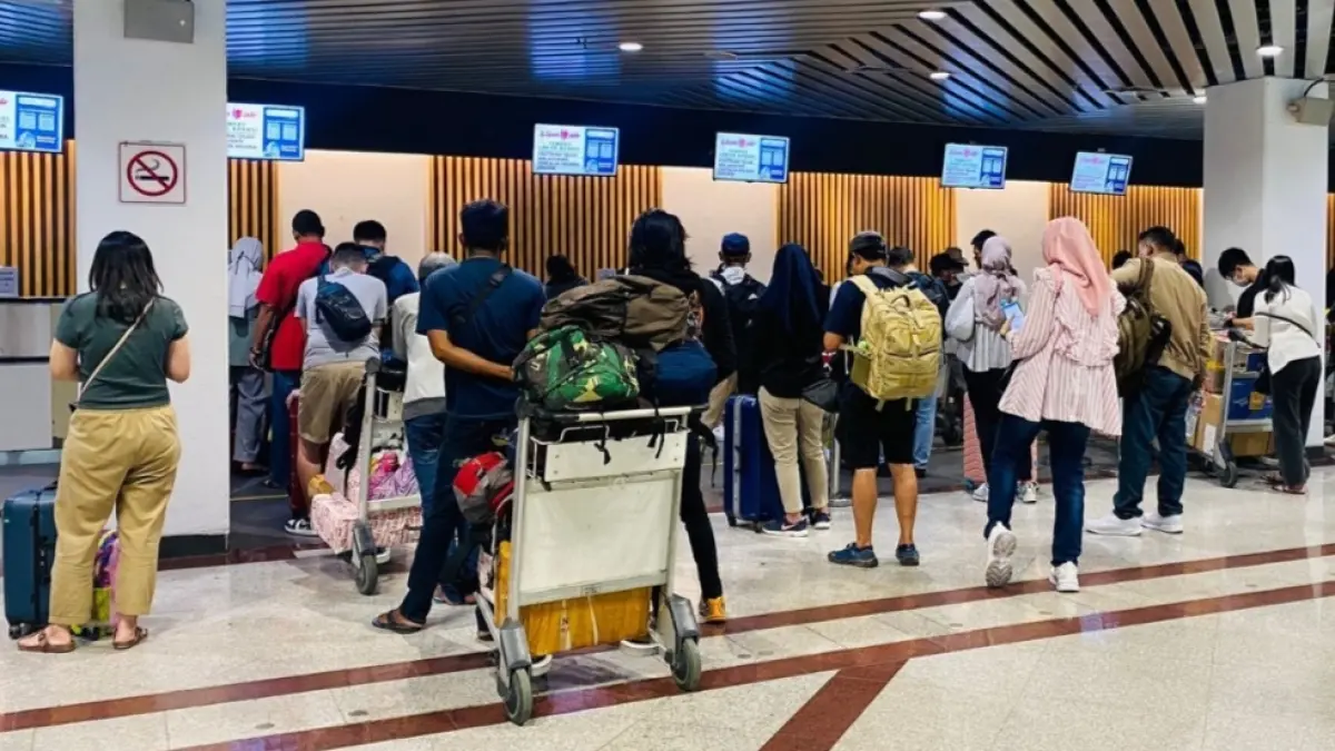 Penumpang antre cek in untuk terbang ke tujuan masing-masing./Suryanto.