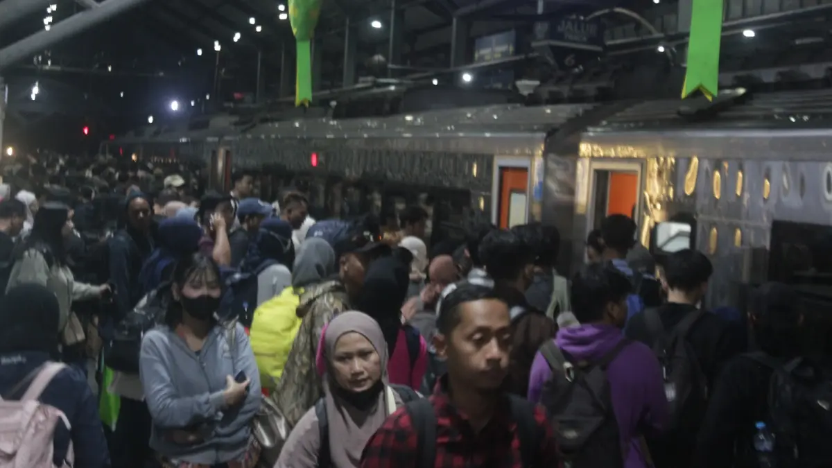 Penumpang di Stasiun Surabaya Gubeng terlihat padat Senin (23/3) malam. (Rahmat Sudrajat/Radar Surabaya)