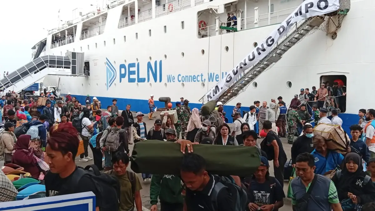 Penumpang kapal laut saat turun di Pelabuhan Tanjung Perak Surabaya untuk mudik lebaran. (Rahmat Sudrajat/Radar Surabaya)