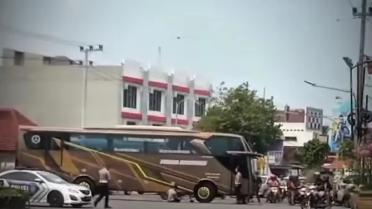 Potongan video viral anggota Satlantas Polres Madiun Kota patah kaki setelah terlindas bus pariwisata yang melanggar aturan lalu lintas. (Instagram/@infomadiunraya)
