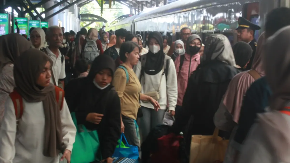 Ribuan penumpang antre di Stasiun Surabaya Gubeng saat arus balik Lebaran. (RAHMAT SUDRAJAT/RADAR SURABAYA)