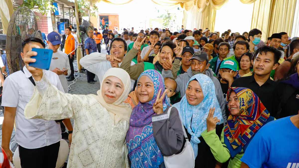 SELFIE: Warga sangat antusias mengikuti kegiatan Riyayan Idul Fitri 1447 H di kediaman Gubernur Khofifah. (Humas Pemprov Jatim)