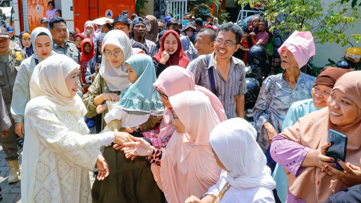 SILATURAHMI: Gubernur Jatim Khofifah Indar Parawansa menyapa warga dalam kegiatan Riyayan Idul Fitri 1447 H di kediamannya, Senin (23/3). (Humas Pemprov Jatim)