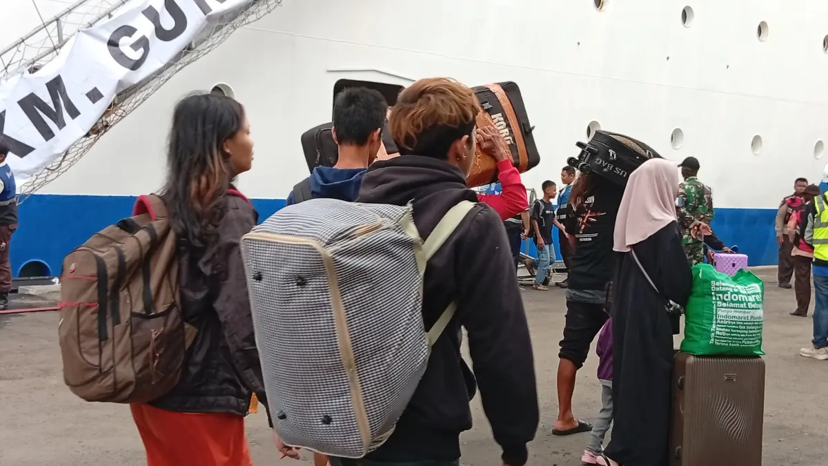 Arus balik penumpang kapal laut di Pelabuhan Tanjung Perak Surabaya. (RAHMAT SUDRAJAT/RADAR SURABAYA)