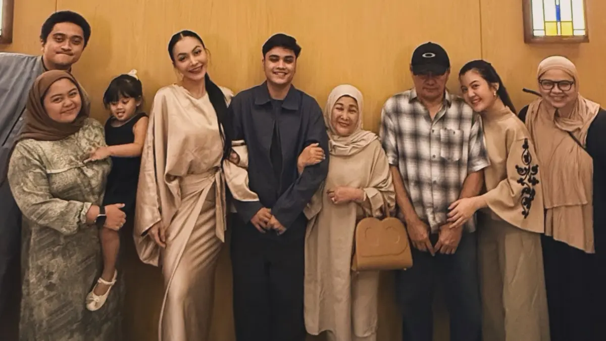 Denada dan Ressa Rizky Rossano serta keluarga tantenya, Ratih yang mengasuh Ressa sejak kecil berlebaran bersama. (Instagram/@denadaindonesia)