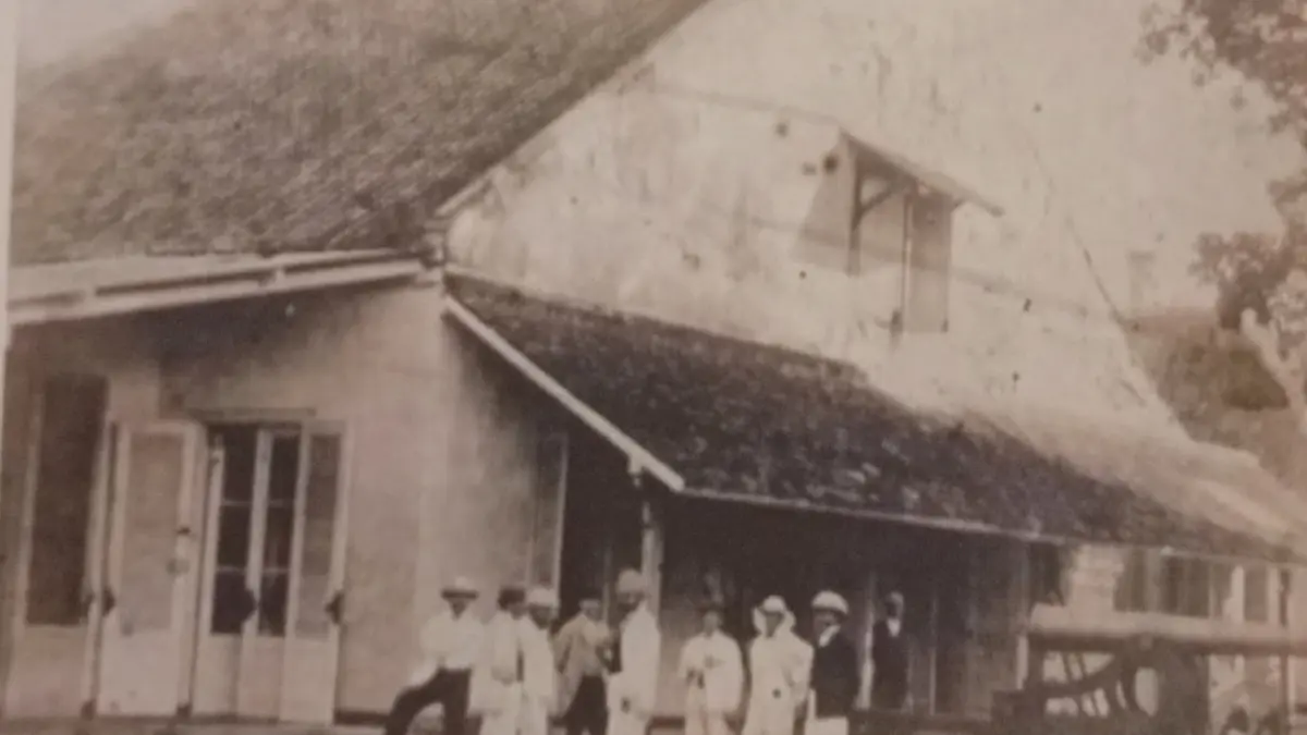 FAKTA SEJARAH: Sebuah foto zaman dulu memperlihatkan pegawai yang ada di depan gudang konstruksi artileri militer Belanda. (IST)