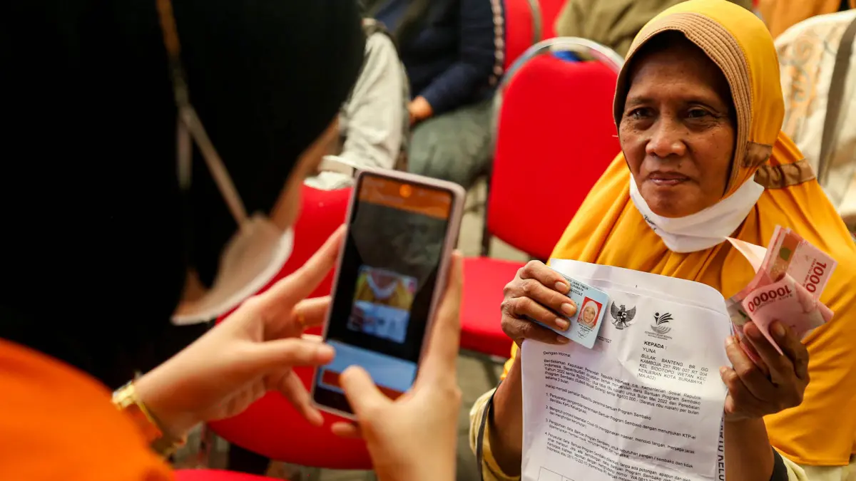 Ilustrasi pemberian bansos bagi warga miskin. (Dok. Humas Pemkot Surabaya)