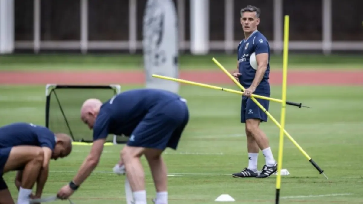 John Herdman (kanan) memimpin latihan jelang laga FIFA Series 2026 di Stadion Madya, Kompleks GBK, Senayan, Jakarta, Selasa (24/3). /ANTARA FOTO/BAYU PRATAMA S