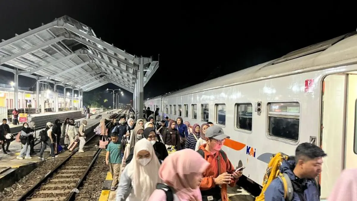 Kepadatan penumpang KA Ijen Ekspres saat puncak arus balik Lebaran di Stasiun Banyuwangi Kota, Selasa (24/3/2026). ANTARA/HO-Humas KAI Jember