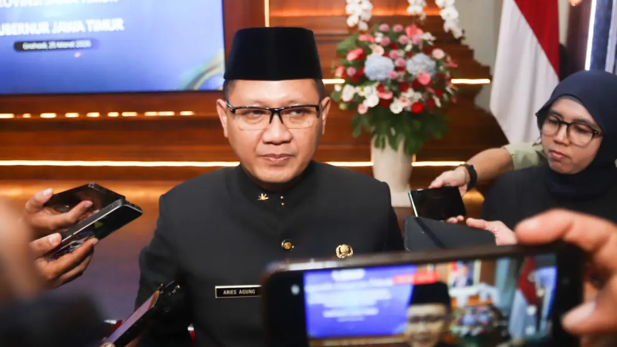 Kepala Dinas Pendidikan Jawa Timur Aries Agung Paewai memberikan penjelasan kepada wartawan. (IST)