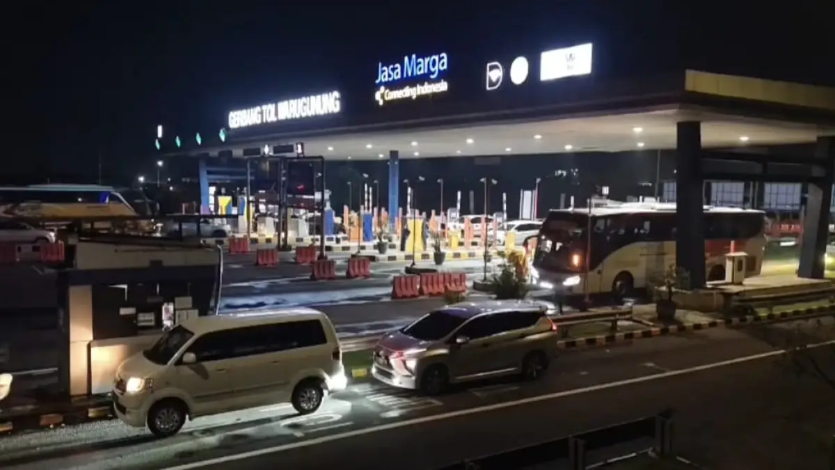 LANCAR : Sejumlah kendaraan pemudik keluar masuk gerbang Tol Warugunung, Surabaya. Tercatat 1,93 juta kendaraan kluar masuk di Jatim selama Lebaran.(IST/RADAR SURABAYA)