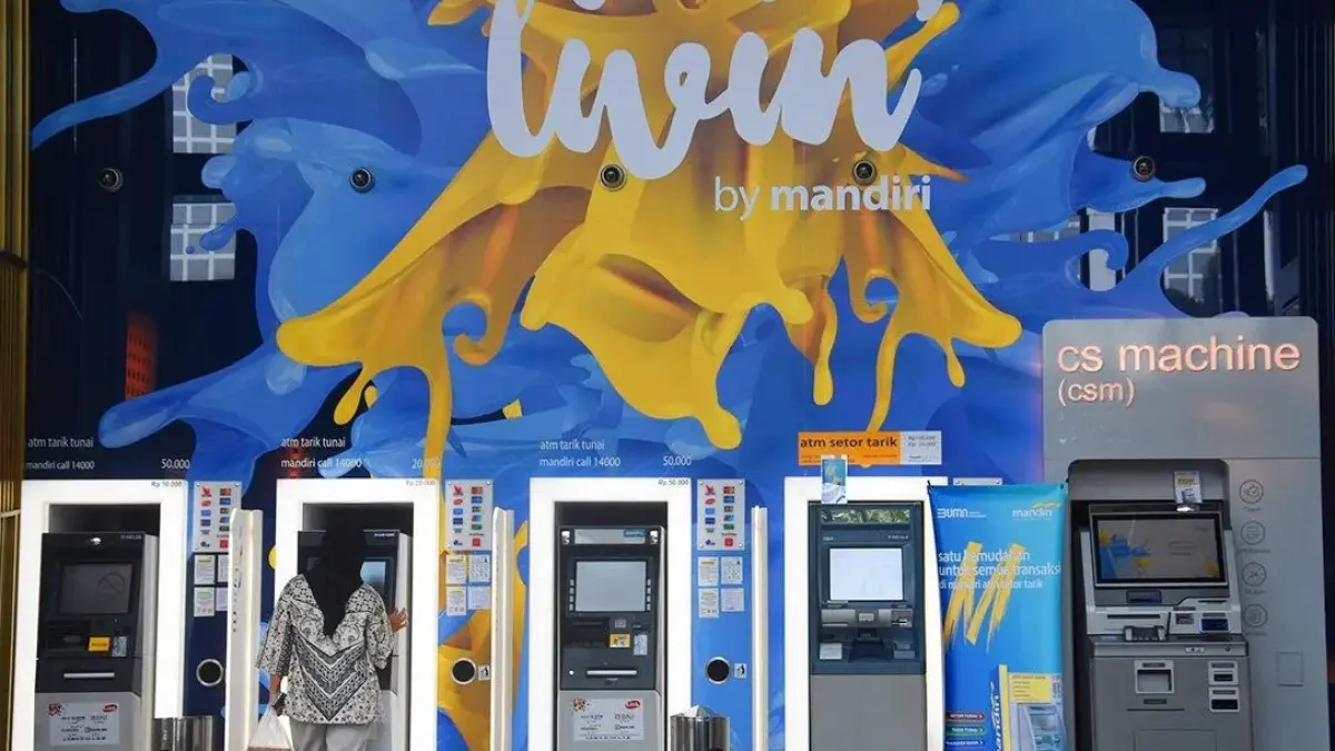 LAYANAN: Aktivitas di salah satu ATM Bank Mandiri. OJK menegaskan bahwa kinerja industri perbankan sampai saat ini masih dalam kondisi yang solid dan pertumbuhan yang positif. (ANTARA/ILUSTRASI)
