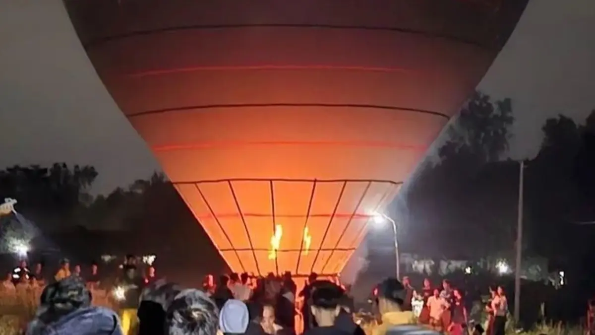 Penerbangan balon udara raksasa yang disusupi promosi rokok ilegal di Pamekasan. (Instagram)