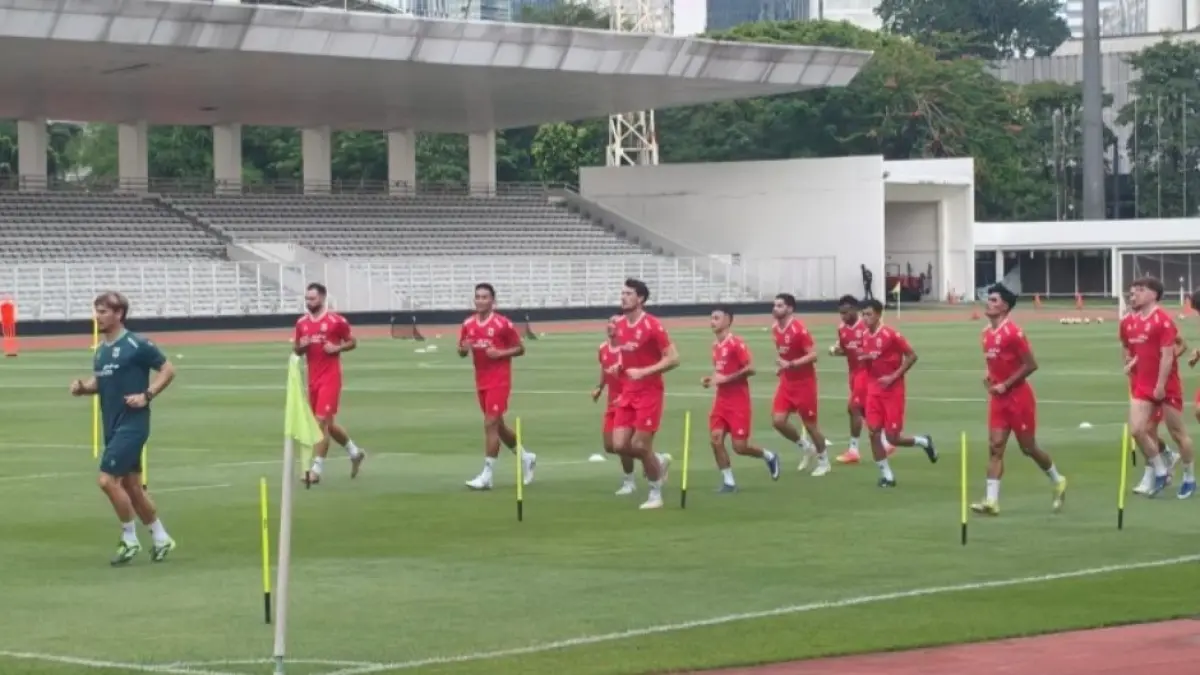 Skuad Garuda memulai sesi latihan perdana di Lapangan Madya, kompleks Gelora Bung Karno, Jakarta, Selasa (24/3). /ANTARA/Andi Firdaus)

