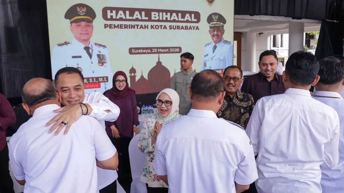Wali Kota Surabaya Eri Cahyadi bersama Wawali Armuji menggelar halalbihalal pasca Lebaran Idul Iitri 1447 H di halaman Balai Kota pada Rabu (25/3). (Humas Pemkot Surabaya)