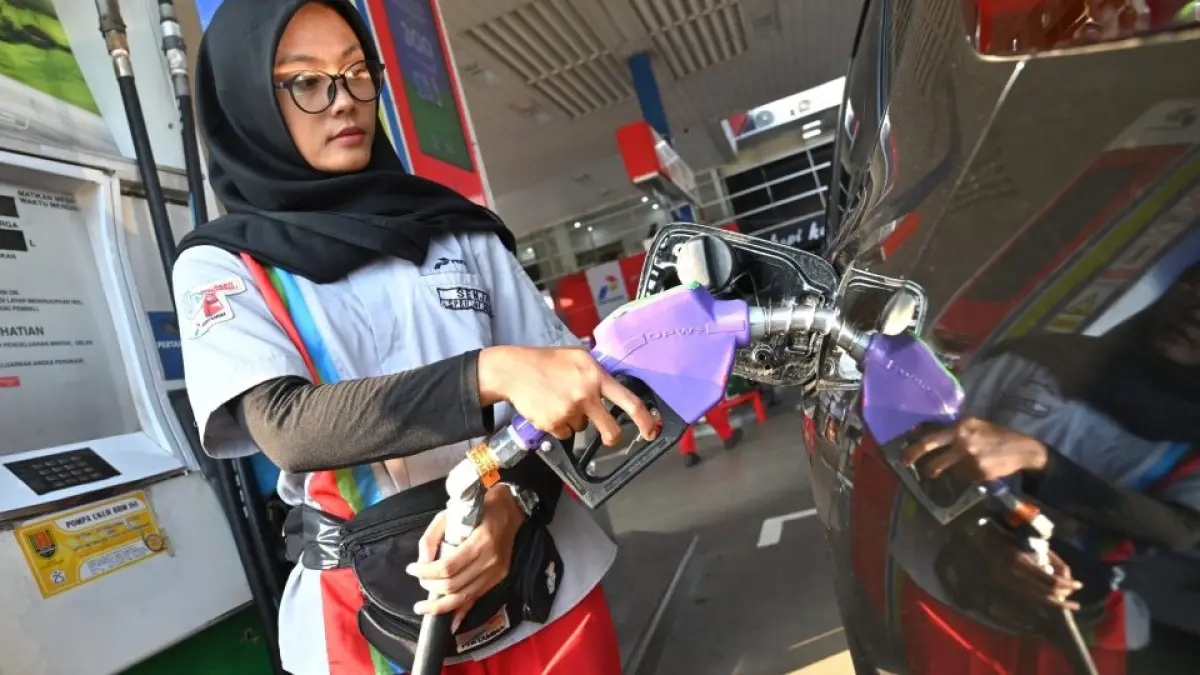 DIMULAI DARI NOL: Petugas SPBU mengisi salah satu kendaraan roda empat yang memilih Pertamax Green dengan RON 95 sebagai bahan bakarnya. (DUNIA ENERGI)