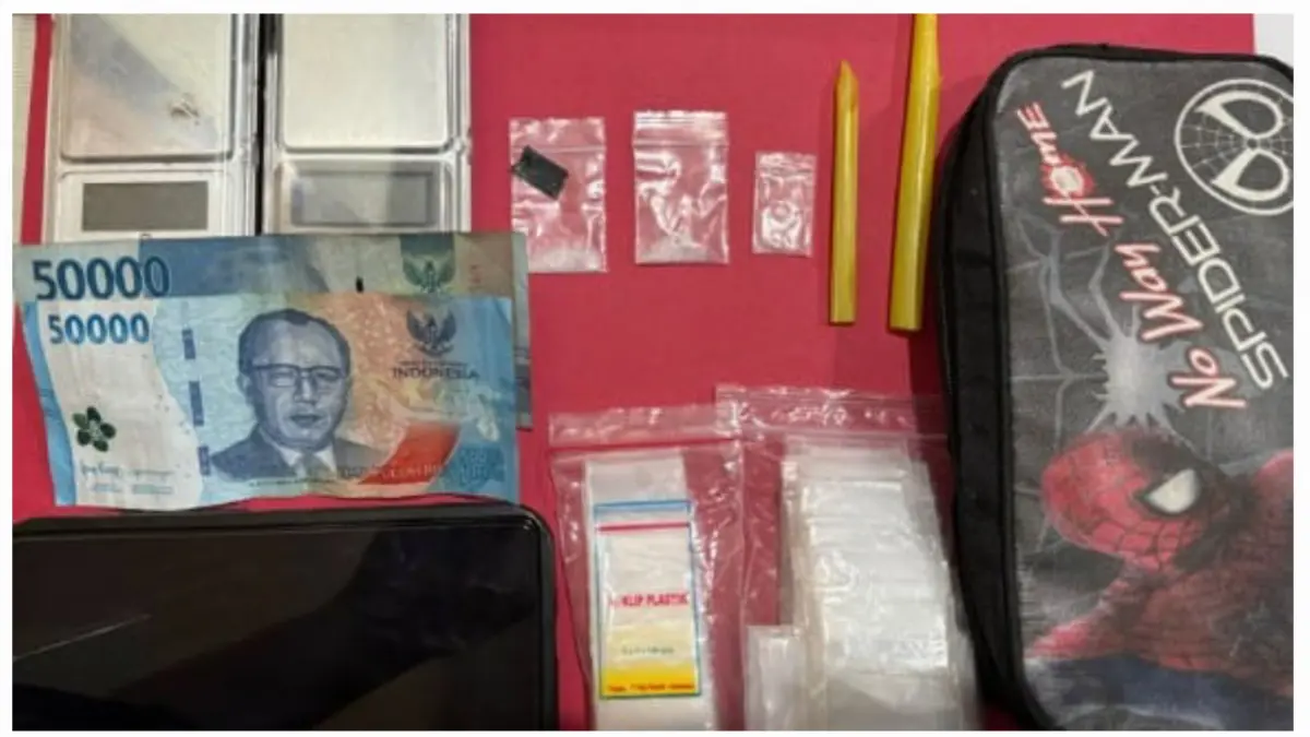 DISITA: Barang bukti sabu dan peralatan untuk membagi sabu disita dari tersangka. Pengedar sabu asal Wonokusumo, Surabaya, ini ditangkap usai kulakan di wilayah Bangkalan, Madura. (IST/RADAR SURABAYA)