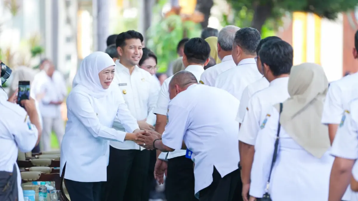 Gubernur Jawa Timur Khofifah Indar Parawansa didampingi Wagub Jatim Emil Dardak saat silaturahmi Lebaran bersama ASN. (IST)
