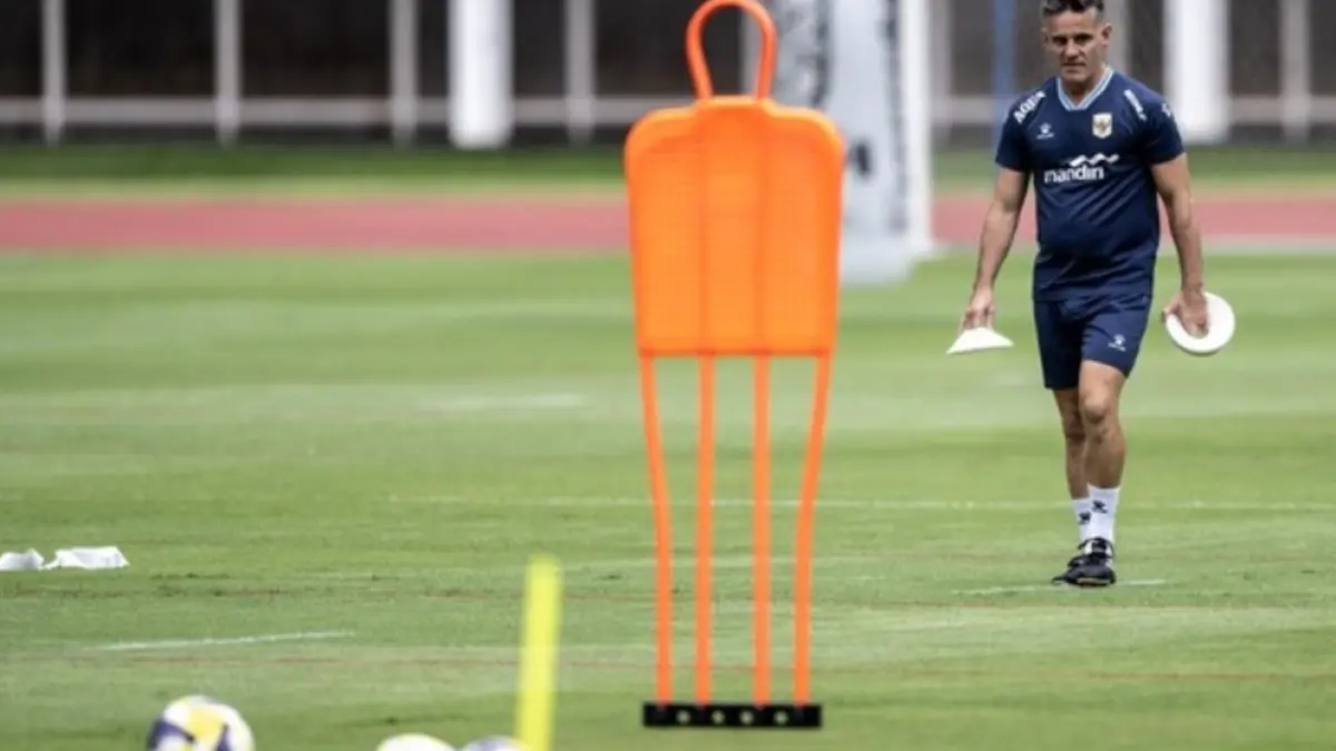 John Herdman saat memimpin latihan timnas Indonesia./ANTARA FOTO/Bayu Pratama S/nym