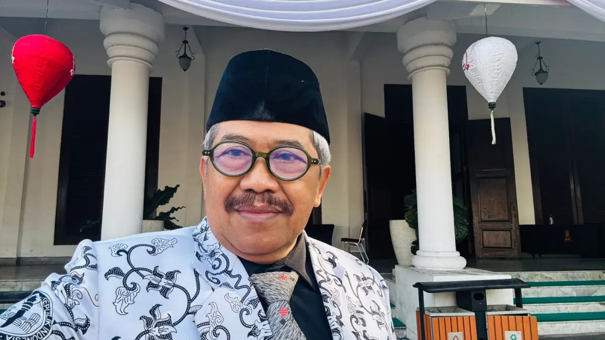Ketua Persatuan Guru Republik Indonesia (PGRI) Jawa Timur, Djoko Adi Waluyo. (MUS PURMADANI/RADAR SURABAYA)&nbsp;
