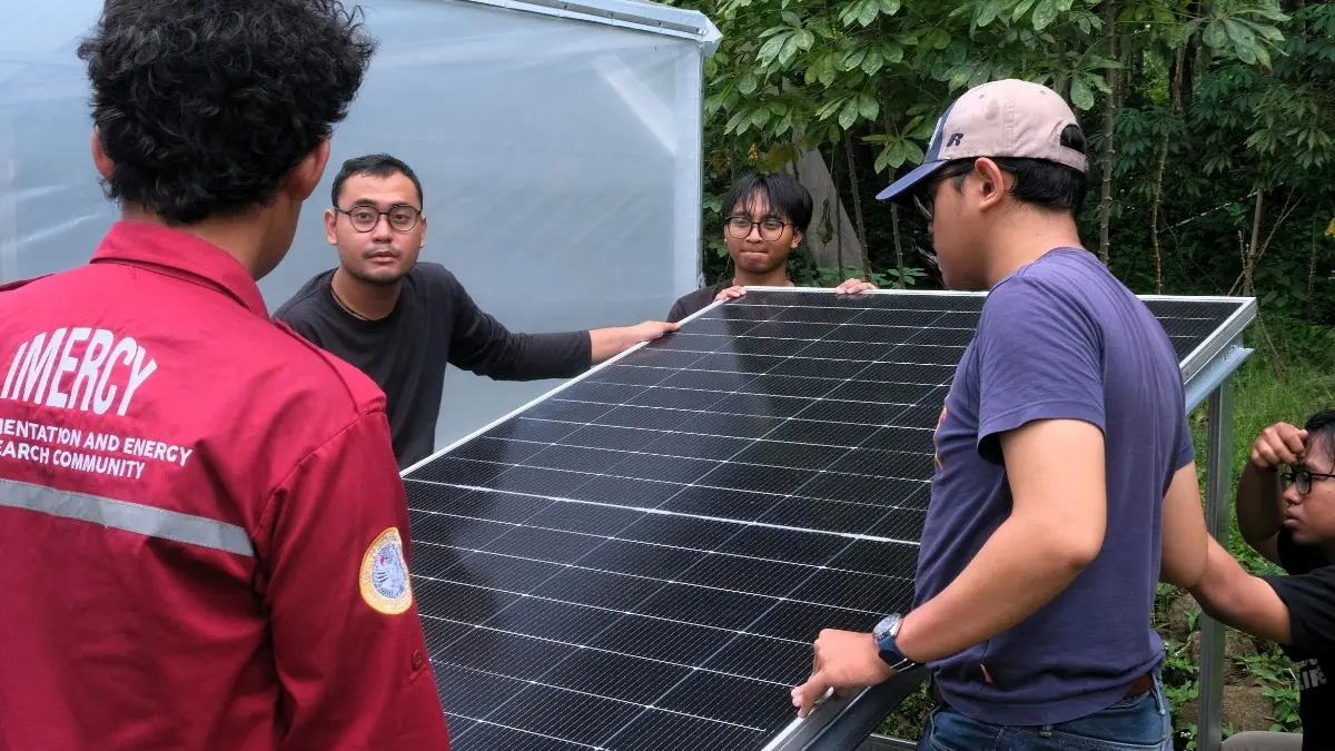 KOMPAK: Mahasiswa Fakultas Teknologi Maju dan Multidisiplin Unair melakukan pemasangan Smart Solar Dryer Dome sebagai solusi bagi para petani di Mojokerto. (IST)