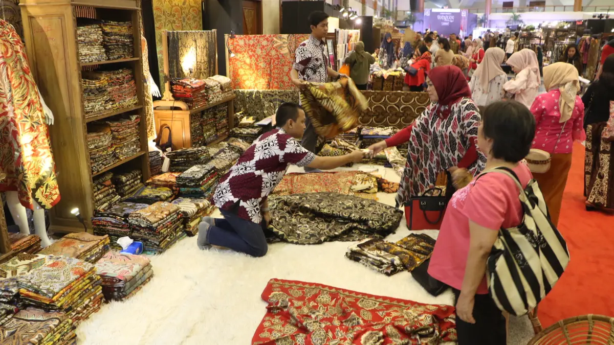 PAMERAN: Batik menjadi salah satu komoditas fasyen Indonesia yang laris di pasar internasiobal, seperti di Amerika Serikat, Jerman, Singapura, Malaysia, dan Kanada. (IST)