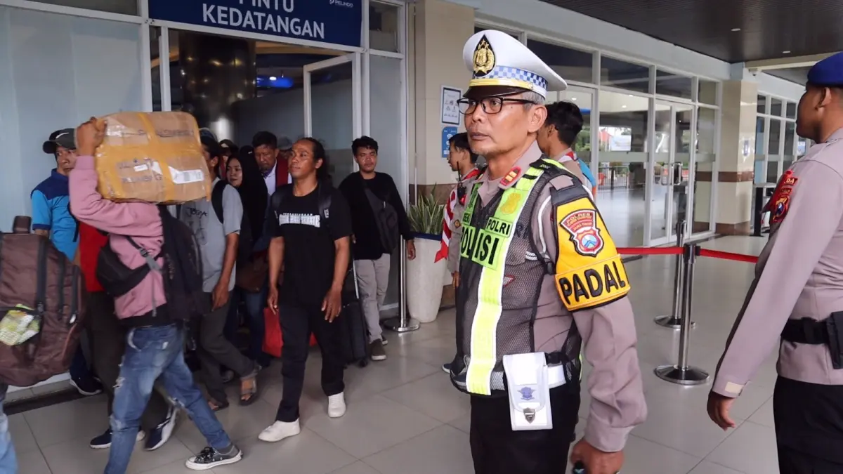 PELAYANAN: Polisi melaksanakan pengamanan selama arus balik mudik dan balik di Pelabuhan GSN Surabaya.(IST/RADAR SURABAYA)