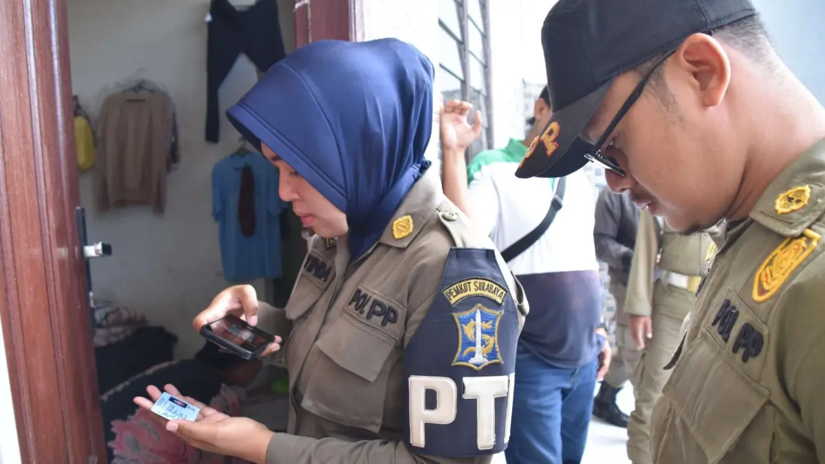 Petugas Satpol PP saat melakukan pendataan pendatang. (HUMAS PEMKOT SURABAYA)