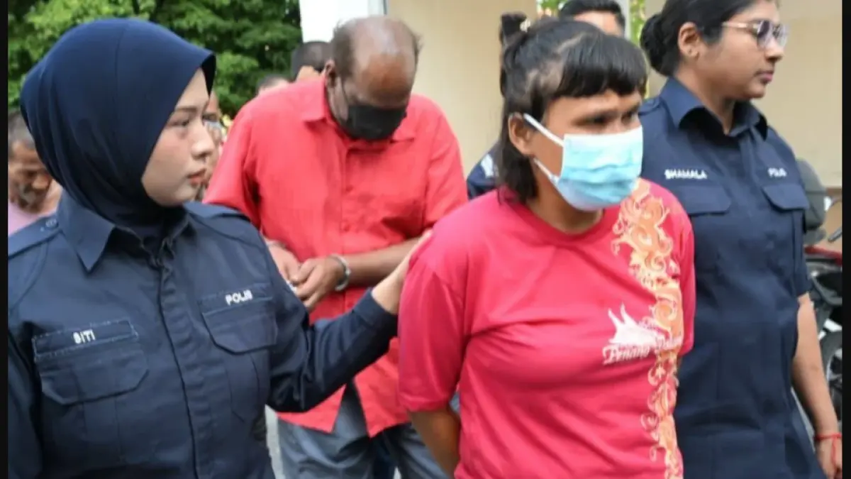 Polisi mengamankan pasangan yang ketahuan melakukan perbuatan tak senonoh di makam Penang Malaysia. (STAR)