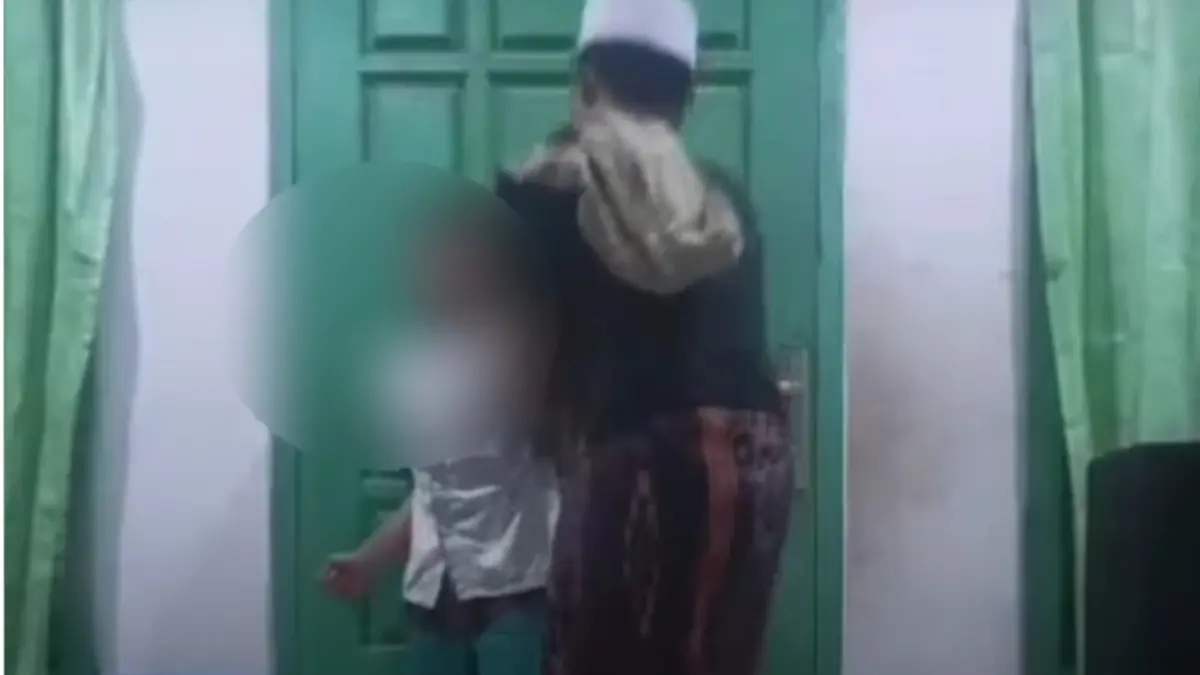 Rekaman video yang viral menampilkan oknum guru ngaji membanting muridnya. (Instagram)