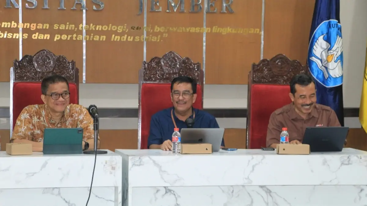 Rektor Universitas Jember (UNEJ) Iwan Taruna (kiri) didampingi Wakil Rektor 1, Prof Slamin (tengah) menjelaskan kesiapan penyelenggaraan UTBK SNGT/Humas UNEJ. 