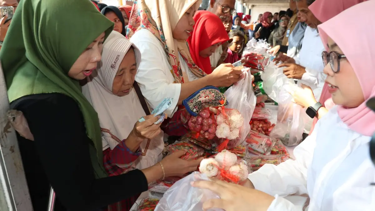 TERBANTU: DPRD Surabaya meminta Pemkot tidak hanya mengadakan pasar murah namun lebih menggerakkan UMKM.(IST/RADAR SURABAYA)