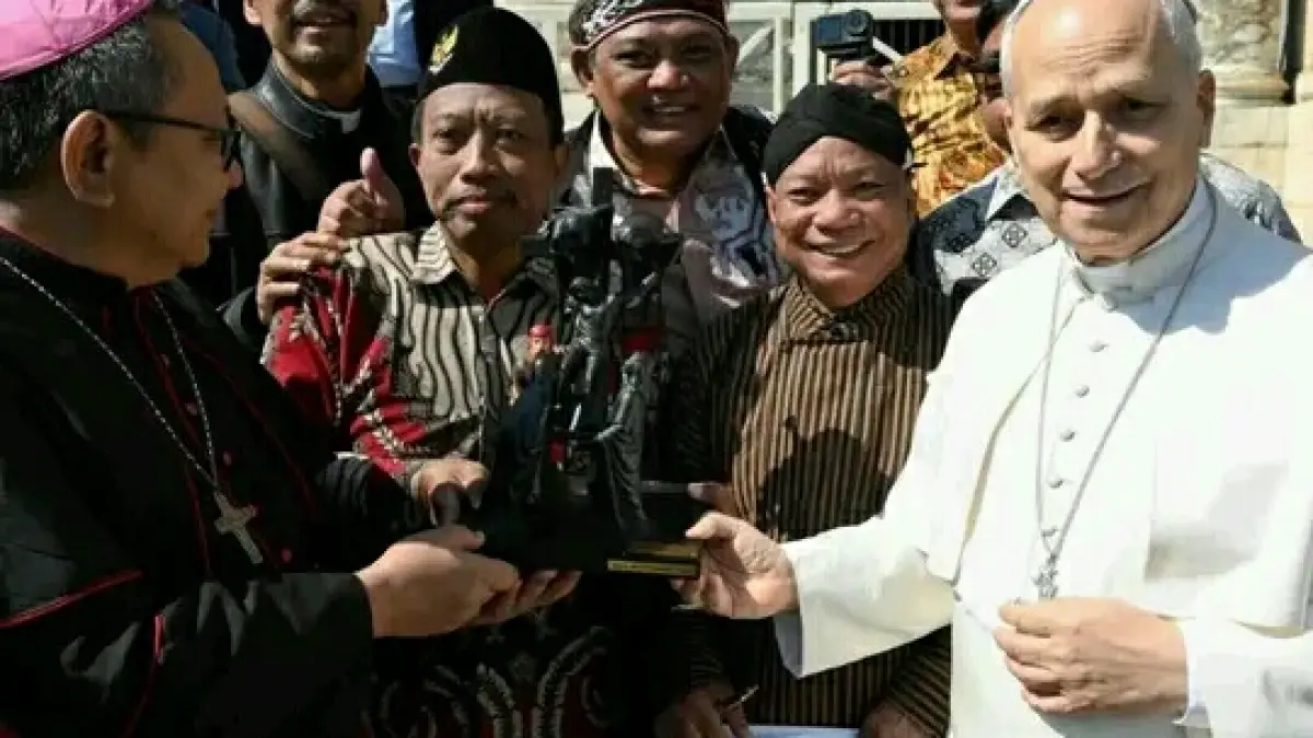 Uskup Surabaya Mgr Agustinus Tri Budi Utomo bersama Paus Leo XIV di Vatikan. (IST)