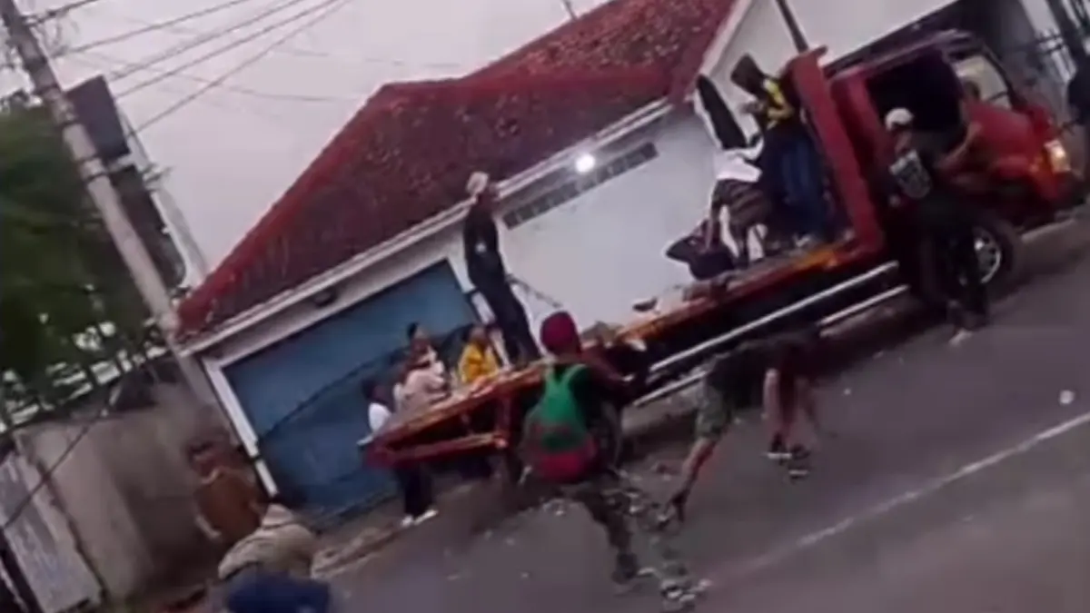 Video bentrokan dua kelompok warga di Jonggol, Bogor, yang viral di media sosial. (Instagram/@bogorupdatecom)