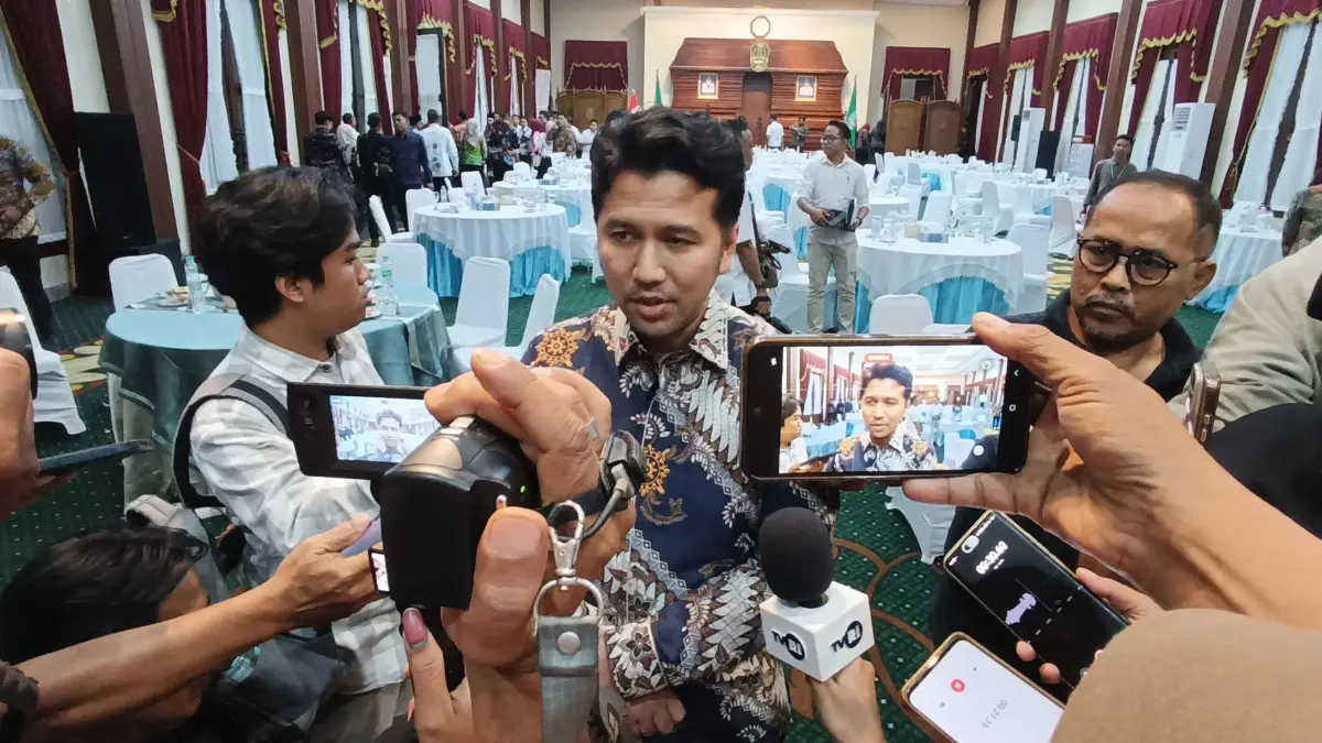 Wakil Gubernur Jawa Timur Emil Elestianto Dardak memberikan keterangan kepada wartawan. (ANDY SATRIA/RADAR SURABAYA)