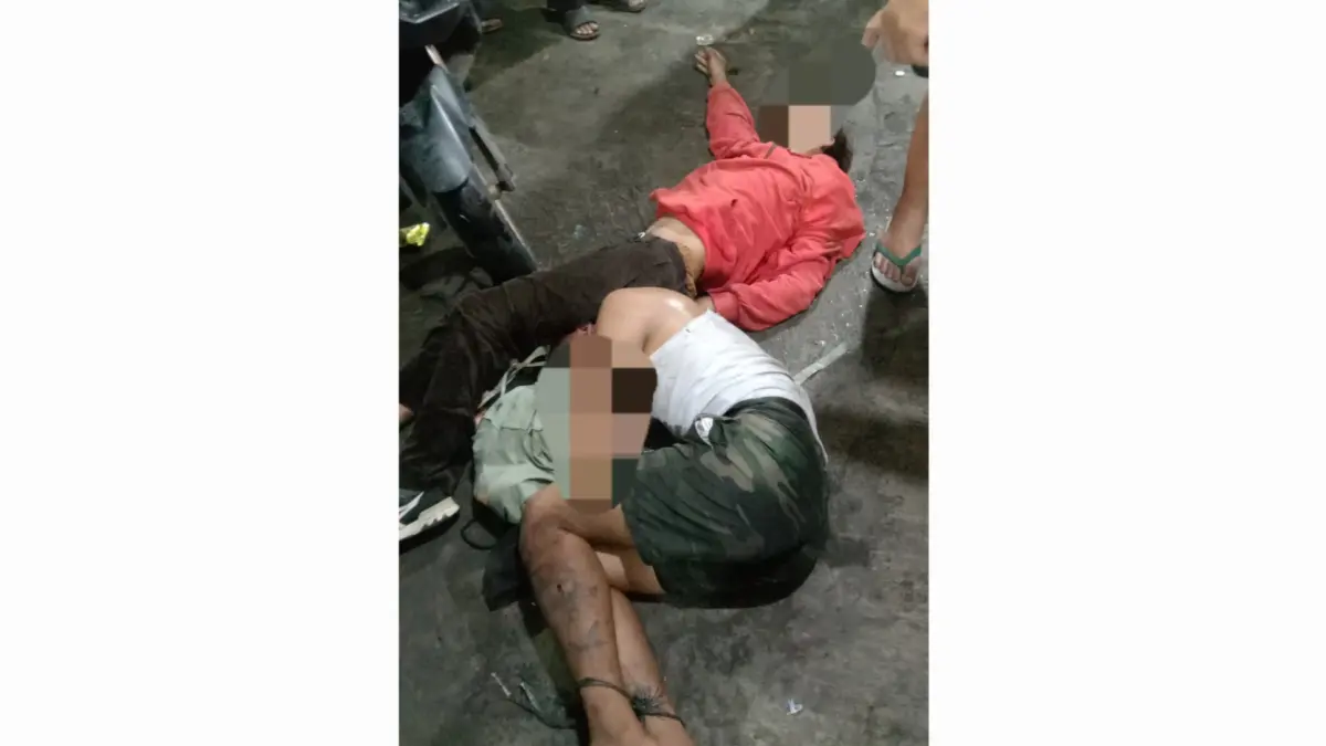 BABAK BELUR: Dua tersangka pencuri motor saat dimassa di Jalan Ngagel Rejo Kidul, Surabaya. (IST/RADAR SURABAYA)
