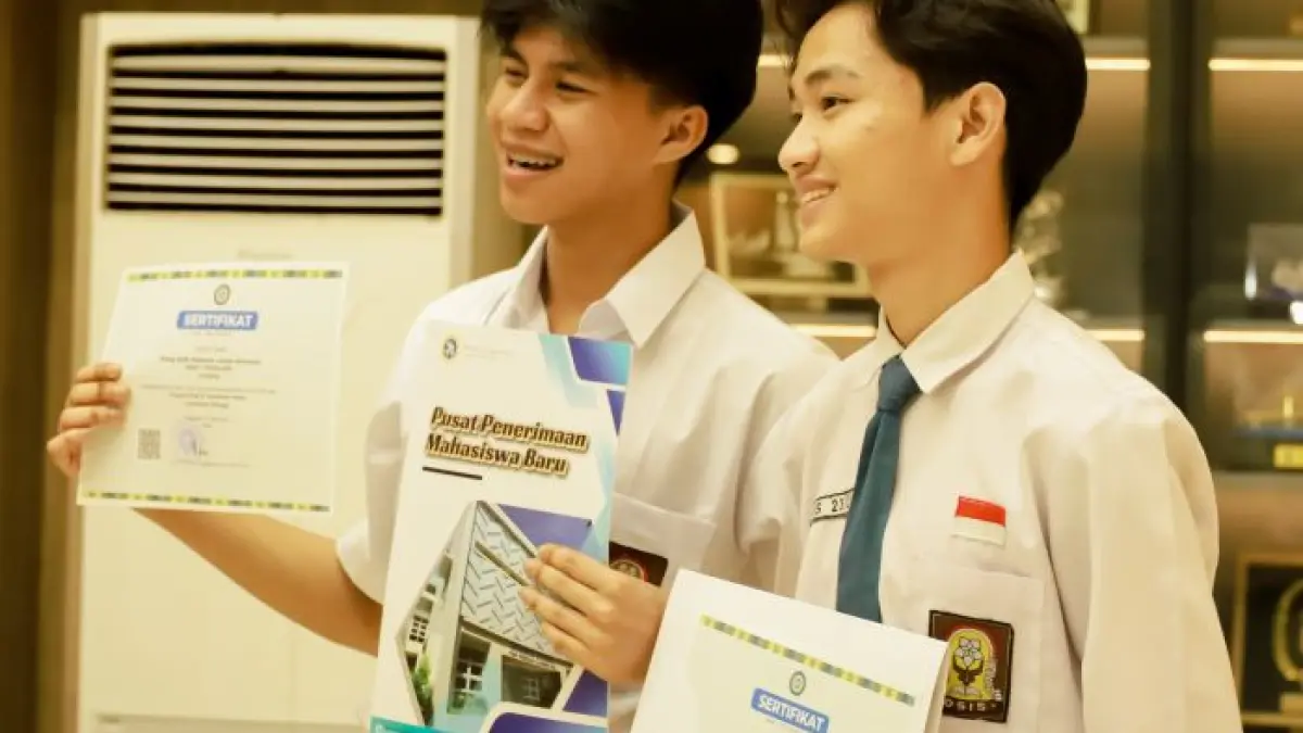 BAHAGIA: Dua siswa lolos jadi Ksatria Airlangga lewat jalur Golden Ticket Unair 2026. &nbsp;(RAHMAT SUDRAJAT/RADAR SURABAYA)