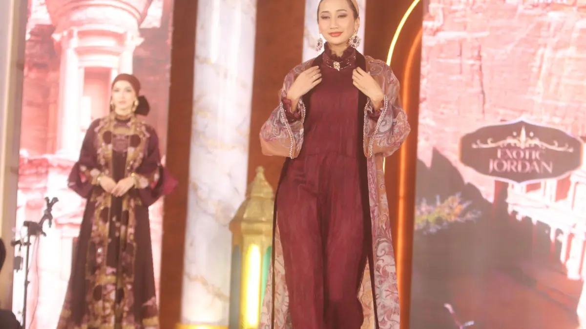 ELEGAN DAN SIMPEL: Model memeragakan busana karya desiner Surabaya, Yeni Ries dalam peragaan busana yang digelar di Pakuwon Mall Surabaya, beberapa waktu lalu. (ANDY SATRIA/RADAR SURABAYA)