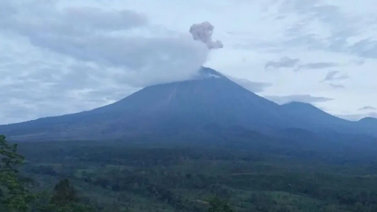 Erupsi Gunung Semeru yang terekam PVMBG pada Jumat (27/3) pagi. (ISTIMEWA)
