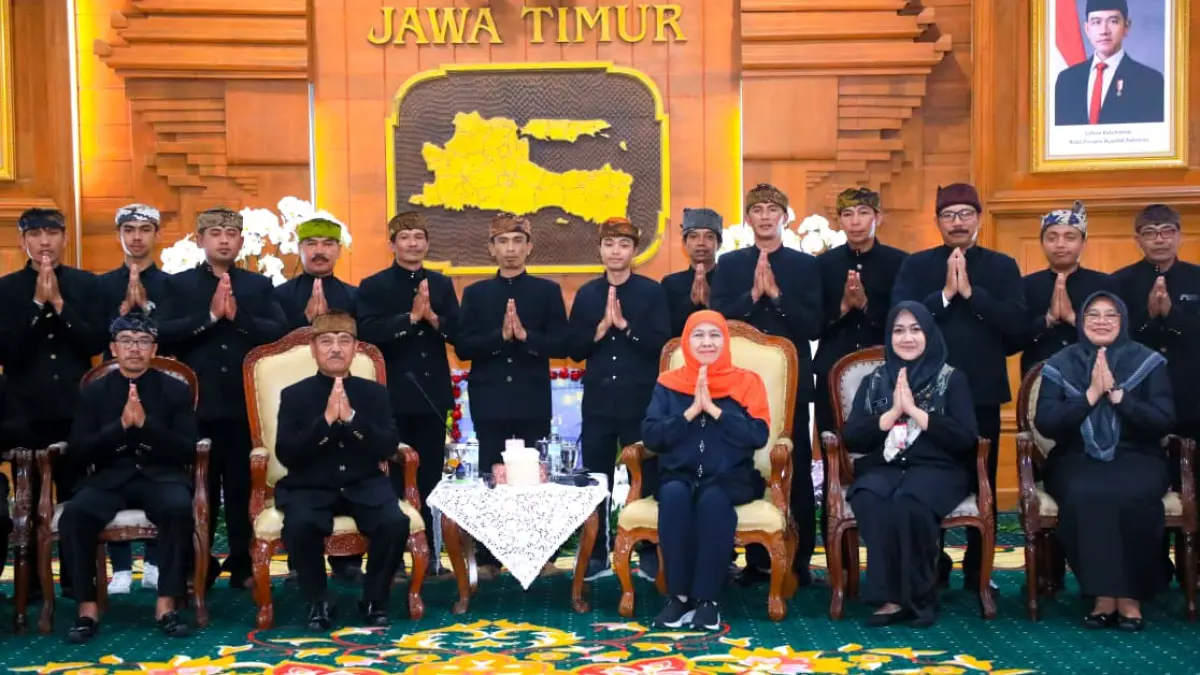 Gubernur Jatim Khofifah Indar Parawansa menerima perwakilan Suku Tengger di Gedung Negara Grahadi, Surabaya, Kamis (26/3). (Humas Pemprov Jatim)