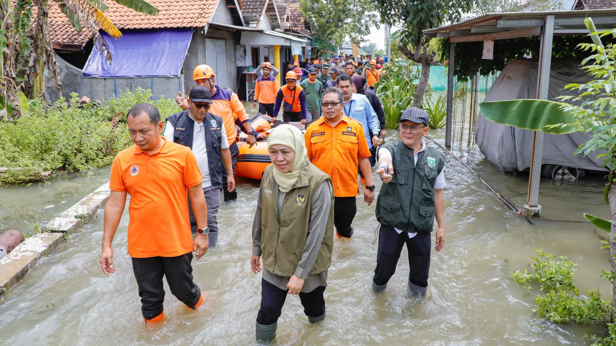 Gubernur Jatim Khofifah Indar Parawansa terjun langsung meninjau banjir Pasuruan dan memastikan pengungsi aman. (Humas Pemprov Jatim)