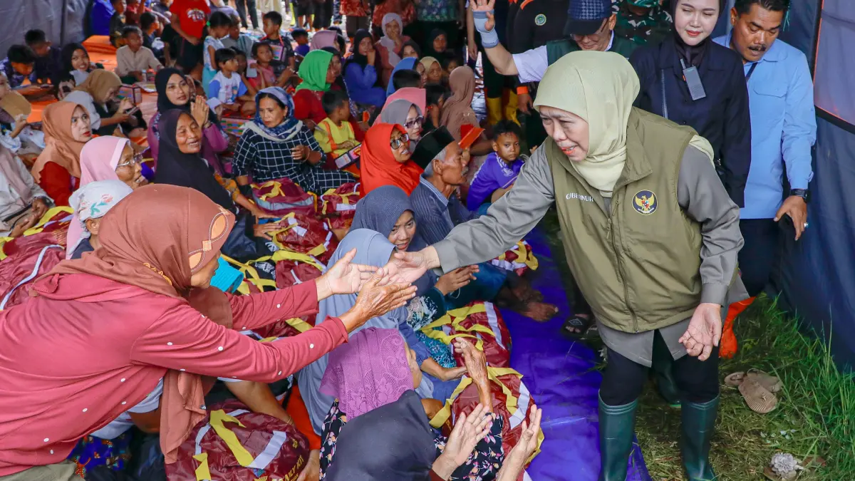 Gubernur Khofifah meninjau lokasi pengungsian dan memastikan mereka aman serta kebutuhan logistik tercukupi. (Humas Pemprov Jatim)