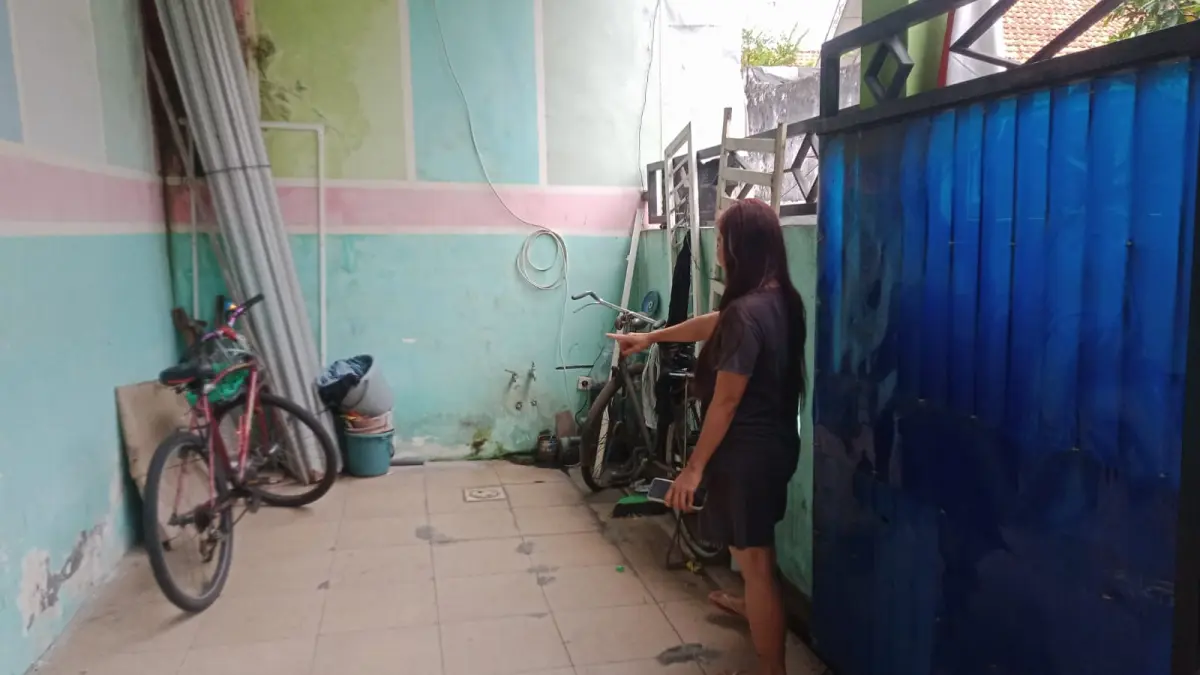 LOKASI: Salah satu saksi menunjukkan lokasi sepeda motor sebelum dicuri di Jalan Gembong Sekolahan, Surabaya.(IST/RADAR SURABAYA)